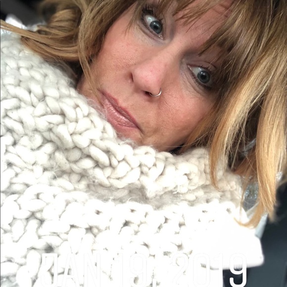 Meet your Posher, Tracie - Picture 2 of 2